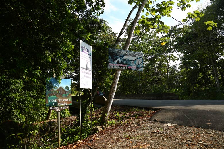 Cascada El Pavon - Signs on side of road