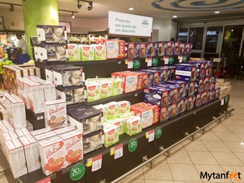 A grocery store 'Super Jordix' in Quepos, Puntarenas Province