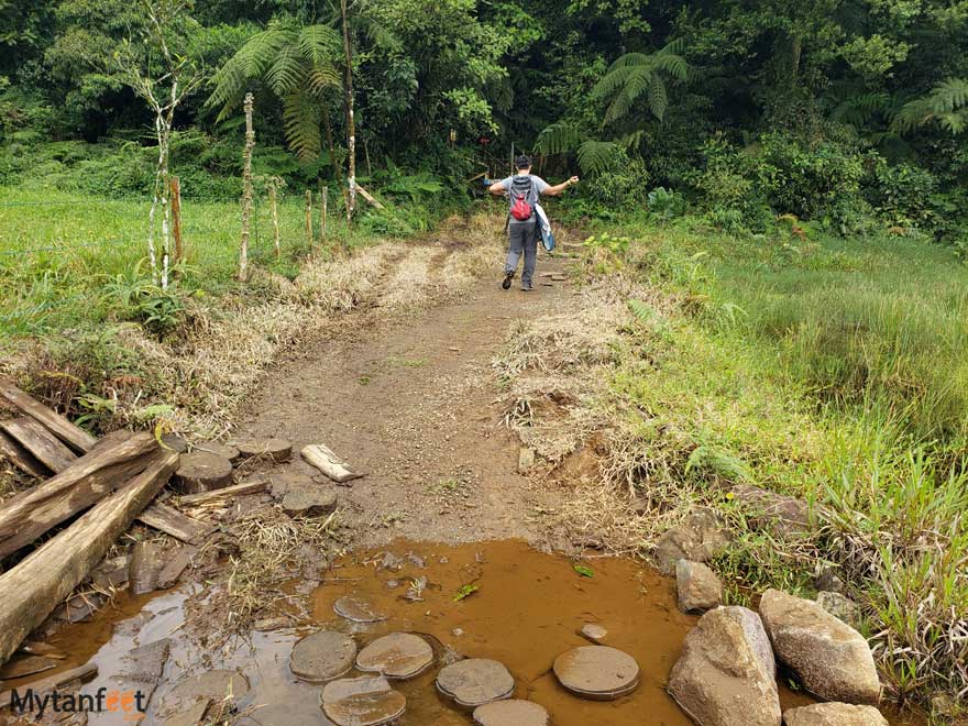 Starting the Catarata Rio Agrio hike