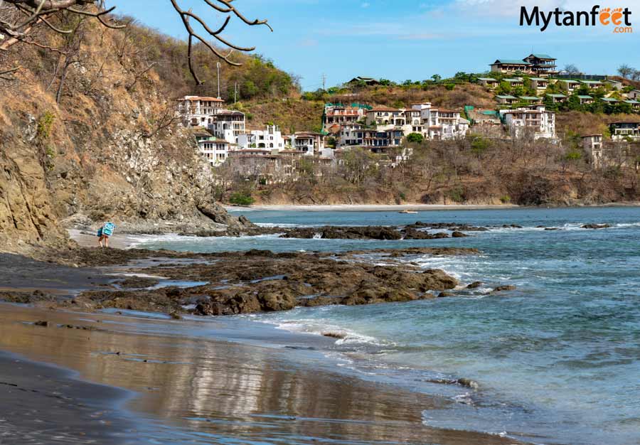 Walk across the rocks in low tide to Playa Danta