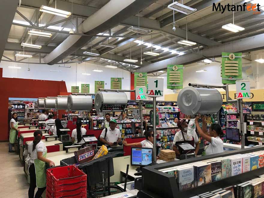 A grocery store 'Super Jordix' in Quepos, Puntarenas Province