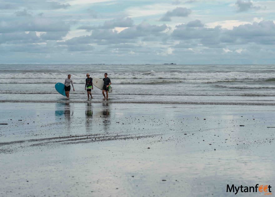 Uvita surfing