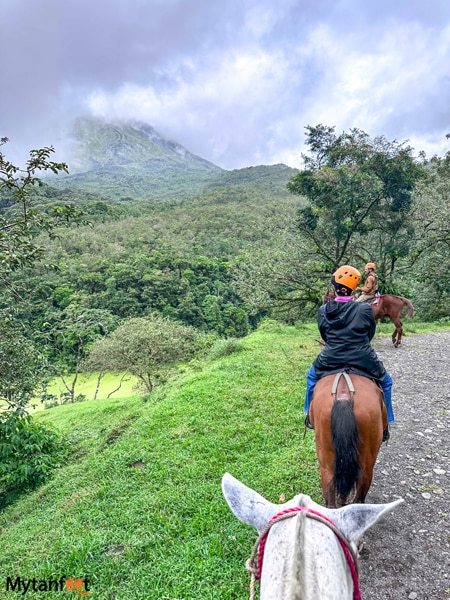 Arenal horseback riding tour in El Silencio Reserve 