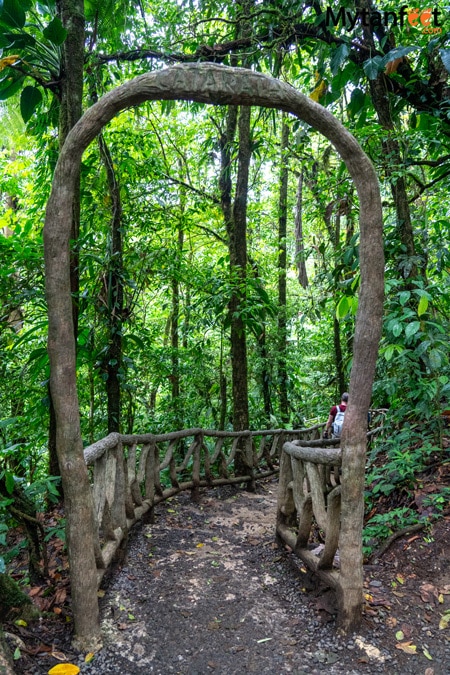 entrance to the Rio Celeste catarata (waterfall)