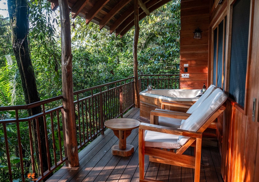 Deluxe treehouse balcony with Jacuzzi