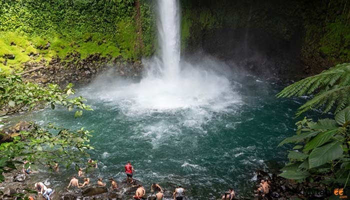 hiking-lovers-la-fortuna-waterfall hiking lovers la fortuna waterfall