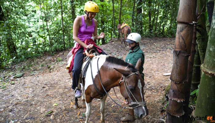 manuel antonio horseback riding through the jungle