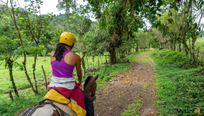 manuel antonio horseback riding through the jungle
