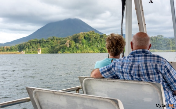 sunset-view-on-boat-at-lake-arenal-tour-booking sunset view on lake arenal by boat wine and cheese